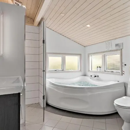 Beautiful In Juelsminde With Sauna Feriehus *